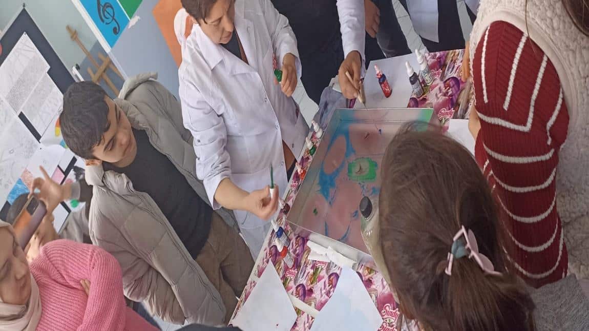 Okul Müdür Yardımcımız Asuman GÖRENTAŞ ARAĞAN Ebru sanatını okulumuza tanıttı 